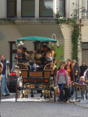 Weimar - Kutsche : Touristen können sich mit einer Pferdekutsche durch die Innenstadt fahren lassen. Aufgenommen in Weimar am 4. September 2010