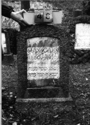 Grabstein 46 (Index: 99792519) Material: Kalkstein, Marmorplatte Maße HxBxT: 90x50x20 cm Beschreibung: Stele, Sockel, Segmentbogenabschluß, Schriftplatte: Grabstein 46