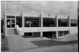 BMW-Niederlassung Adolf Werner: Ostring, Ecke Beimoorweg: Neueröffnung Anbau: Außenansicht: Ausstellungsraum Erdgeschoss, links Eingang, darunter Tiefebene