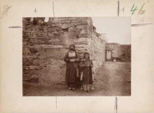 Tomarza : Armenische Frau und Mädchen in Tomarza.
