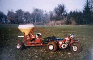 Fotografie: Düngerstreuer, Pendelstreuer, Fahrwerk
