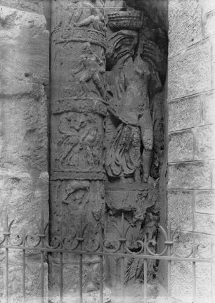 Pfeiler mit Reliefs: Sitzende Stadtgöttin sowie Hebe und der Adler Jupiters