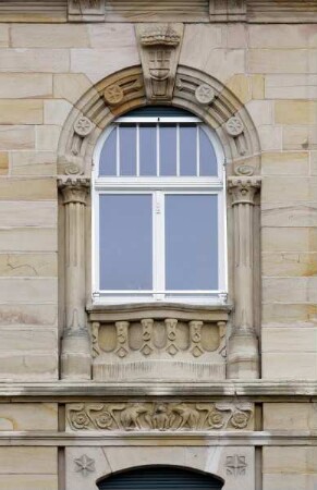 Fenster mit Säulen und Rundbogen
