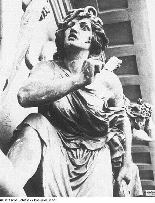 Nordgiebel des Königlichen Hoftheaters in Dresden : Rietschel, Ernst. Nordgiebel des Königlichen Hoftheaters Dresden. Sandstein. Dresden, 1839/1841. Detail: Erste Erinye. Bautzen, Altes Stadttheater, Mittelrisalit, Rietschel-Giebel