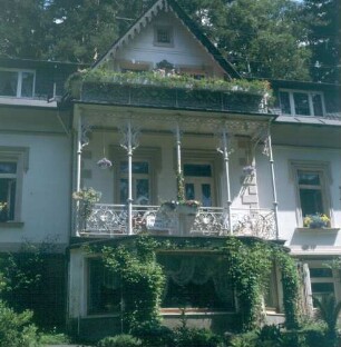 Bad Elster. Haus Betula. Balkon mit gußeisernem Geländer