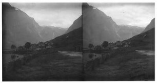 Gudvangen (Norwegen). Ortsteilansicht mit Hotel & Café Viking im Nærøyfjord