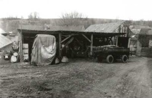 Bad Gottleuba-Hartmannsbach Nr. 21. Dreiseithof (M. 19. Jh., 1910), Schauer mit Fahrzeug- und Maschinenpark