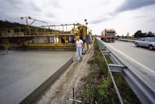 BAB A7 Hamburg-Hannover, zwischen Egestorf und Bispingen. Aus-/Neubau einer Fahrbahn. Die Betondecke wird maschinell gegossen und geglättet