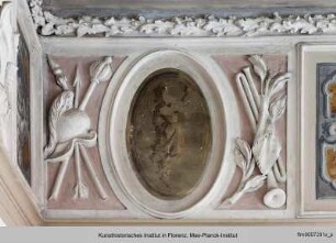 Wandfries : Medaillons mit antikisierenden Frauendarstellungen und Trophäenrahmen : Antikisierende weibliche Figur