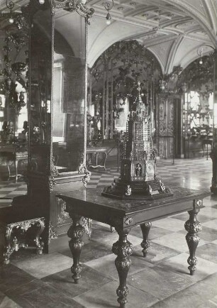 Pretiosensaal im Grünen Gewölbe : Dresden, Pretiosensaal im Grünen Gewölbe. Westflügel Residenzschloss Dresden. Teilansicht: hohe turmartige Kugeluhr und Automatenwerk mit Kugellauf in silbervergoldetem Gehäuse (1602; Hans Schlotheim), 1614 in der Kunstkammer