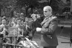 Verleihung des Bundesverdienstkreuzes an den Chef des Luftwaffenmusikkorps 2 Major Herbert Russek