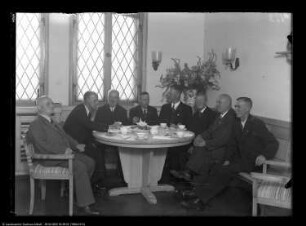 Festliche Kaffeetafel mit Gästen (?)