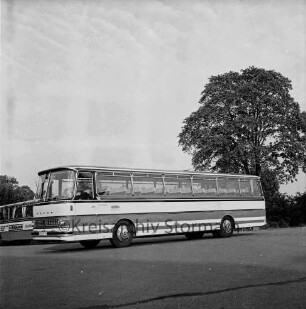 Autokraft GmbH Omnibusbetrieb: neuer Bus auf Parkplatz: hinten links weiterer Bus: dahinter Bäume
