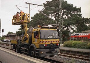 Bahnhof: Elektrifizierung der Bahnstrecke Hamburg - Lübeck: Montage der Oberleitungsmasten