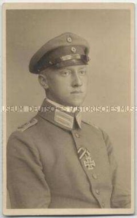 Leutnant in Uniform mit Eisernem Kreuz
