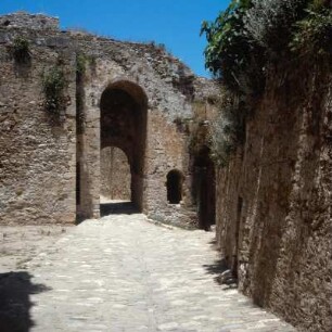 Methoni bei Pylos, Messenien. Venezianische Festungsmauern, 17. Jh., mit innerem Tor und Straße