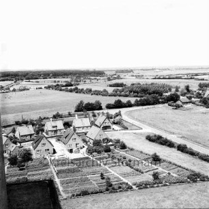 Vogelperspektive: Blick nach Norden vom Getreidesilo der Mühle W. F. Stoltenberg am Bahnhof: Neubausiedlung: rechts die Einmündung der Kreisstraße von Eichede in die Landesstraße zwischen Bad Oldesloe und Todendorf