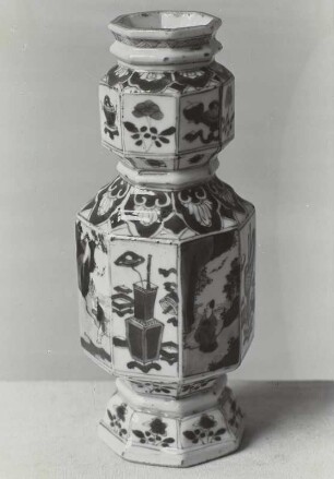 Vase mit kobaltblauer Malerei
