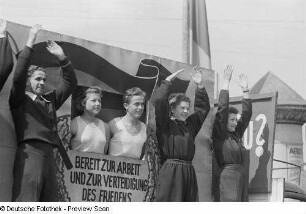 Demonstrierende auf einem Themenwagen
