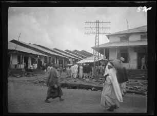 Addis Abeba (Äthiopien): Belebte Straßenecke mit einem Telefonmasten ("der Markt")
