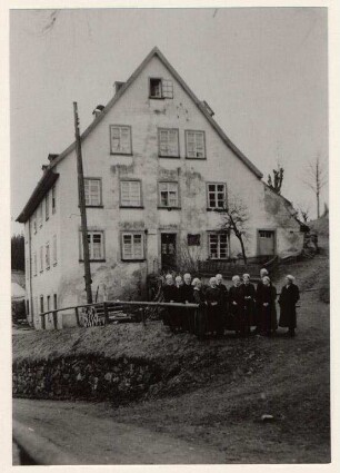 Luisenheim - Evakuierung der Schwestern. Gütenbach, im Vordergrund die Bewohnerinnen