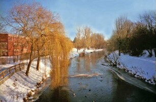 Berliner Ring: Blick von der Brücke in Richtung Osten auf die Trave im Winter