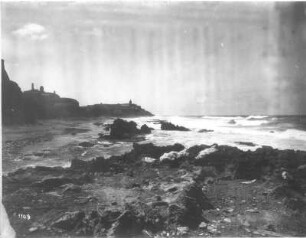 San Juan (Puerto Rico). Küste mit Fort, im Vordergrund steiniger Strand