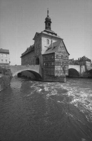 Bamberg: Rathaus mit Fachwerkvorbau von der Regnitz