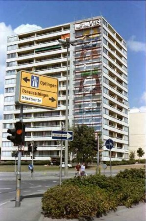 Freiburg, Weingarten: Hochhaus, Krozinger Straße mit dem 38 m hohen Gerüst