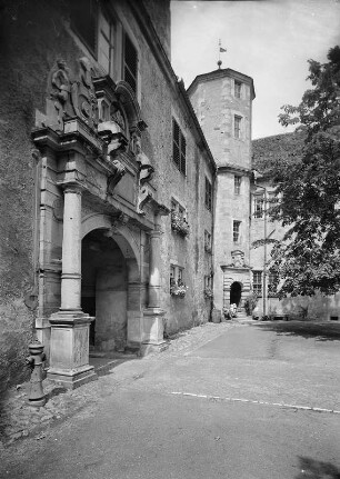 Schmalkalden, Schloss Wilhelmsburg : Schmalkalden. Schloss Wilhelmsburg. Innenhof, West-Flügel mit Nordwest-Treppenturm. Teilansicht mit Portal von Südosten