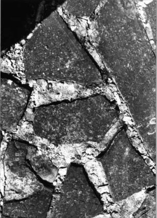 Grabstein 91 (Index: 99796517) Material: Sandstein Zustand: leicht verwittert Maße HxBxT: 0x0x0 cm Beschreibung: Fragment: Grabstein 91 (3)