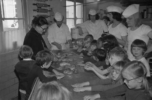Einladung von Bäckermeister Reinhard Winkler an amerikanische Schulkinder aus der Paul-Revere-Village zur Besichtigung der Backstube seiner Bäckerei in der Belchenstraße 21