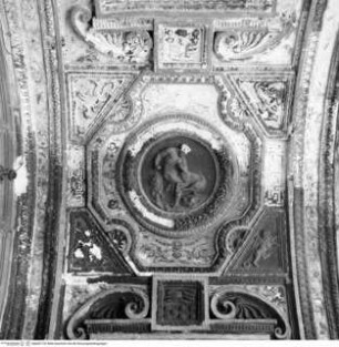Dekoration mit Szenen aus der antiken Mythologie und Reliefmedaillons mit Taten des Herkules