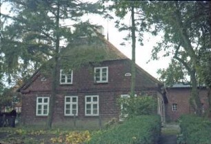 Hauptstraße 1: Bauernhaus mit Reetdach: Giebelseite Wohntrakt: rechts Anbau