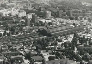 Dresden-Altstadt. Prager Straße. Ansicht mit Wiener Platz und Hauptbahnhof. Luftbildschrägaufnahme von Südwesten