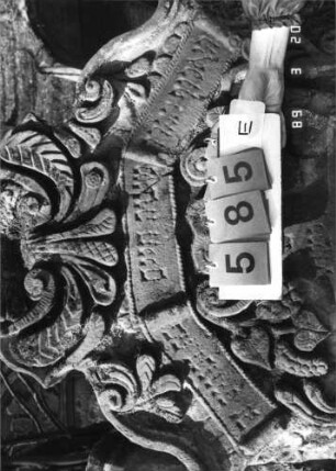Grabstein 585 (Index: 99753080) Material: Sandstein Zustand: leicht verwittert Maße HxBxT: 160x101x18 cm Beschreibung: Stele, geschwungen eingezog. Rundbogenabschl. , Schriftfeld eingetieft Symbolik: Pinienzapfen, Ranken, Muscheln, Voluten, Schriftband Besonderheit: Zitat angelehnt an Deuteronomium 34, 5: Grabstein 585E (Nachholaufnahme)