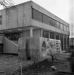 Stadtschule: Salinenstraße: Südfassade des Neubaus, davor eine Betonplastik
