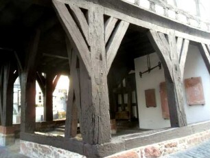 Stadtbild-Rathaus-Ansicht von Südwesten-offene Erdgeschoßhalle mit Holzstützen (verzapfte Bauweise) im Detail