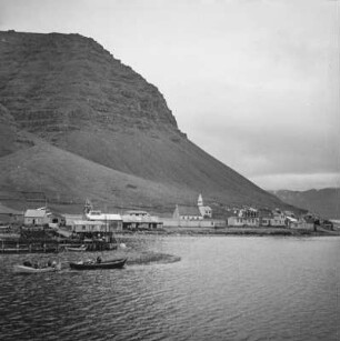 Am Fischereihafen : Island. Bíldudalur. Westfjörd. Blick auf den Fischereihafen von Patreksfjörður. Im Hintergrund durch Vulkane geschichteter Berg