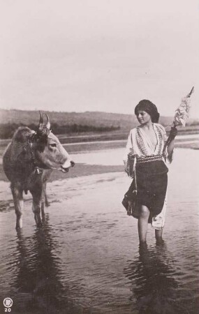 Frau mit Handspindel spinnend, Rumänien