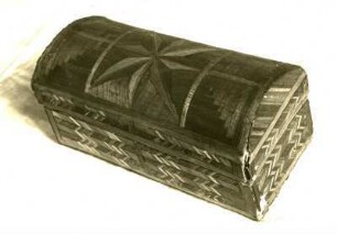 Museum: Pappschachtel mit Strohmosaik