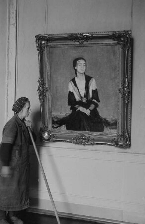 Eröffnung der Dauerausstellung in der Alten Nationalgalerie : Reinigungskraft vor dem Gemälde "Die Gattin des Künstlers" von Fritz Rhein