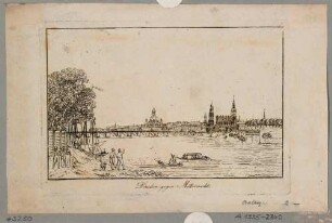 Stadtansicht von Dresden, Blick von der rechten Elbseite auf die Altstadt nach Südwesten, mit Booten und Spaziergänger