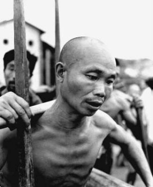 Lastenträger mit Schulterstange und Stützstab : China. Lastenträger mit Schulterstange und Stützstab