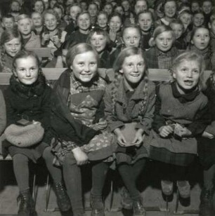Schulkinder als Publikum des Puppenspielers Carl Schröder