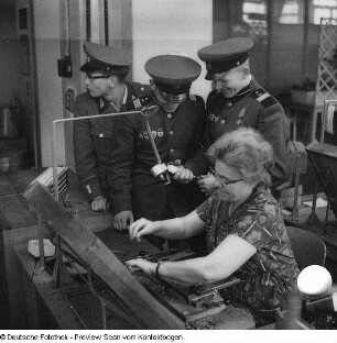 Sowjetische und deutsche Soldaten im SWD (Sachsenwerk?)