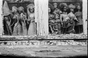 Barbypuppen in einem alten Fenster