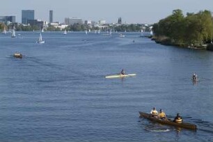 Die Außenalster ist der größere, nördliche Teil des Alstersees. Sie wird von der Alster im Norden sowie der Osterbek und Wandse im Osten gespeist. Sie fließt im Süden in die Binnenalster ab. Es gibt viele Kanäle, Fleete, und Gastronomie, die von Einheimischen und Touristen fürdiverse Vergnügungen genutzt werden