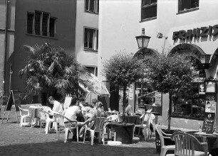 Freiburg im Breisgau: Palmen auf dem Rathausplatz