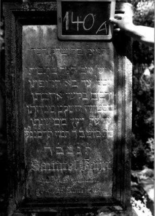 Grabstein 140 (Index: 100109791) Material: Sandstein, Marmorplatte Zustand: leicht verwittert Maße HxBxT: 160x58x30 cm Beschreibung: rechteckige Stele, profilierter Sockel, Schriftplatte: Grabstein 140A
